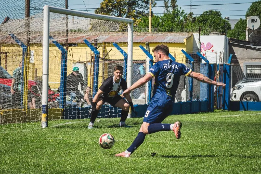 Armesto busca definir una jugada en el área rival ante la mirada de Reynaud