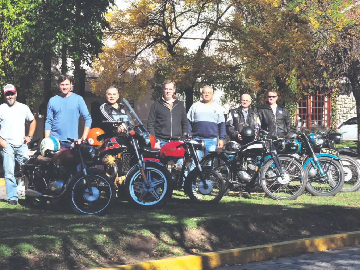 Amacec celebra diez años de pasión por las motos antiguas  