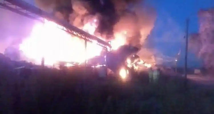 Bomberos de San Pedro interviene en incendio en Lima