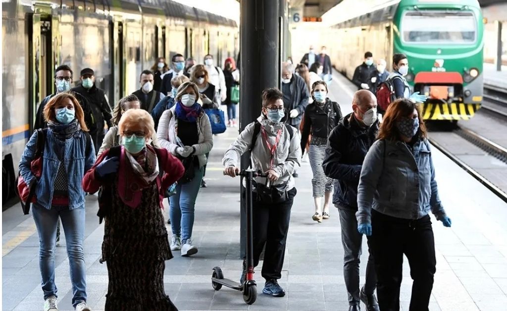 Italia hace obligatorio en todo el país el uso de tapabocas en espacios abiertos