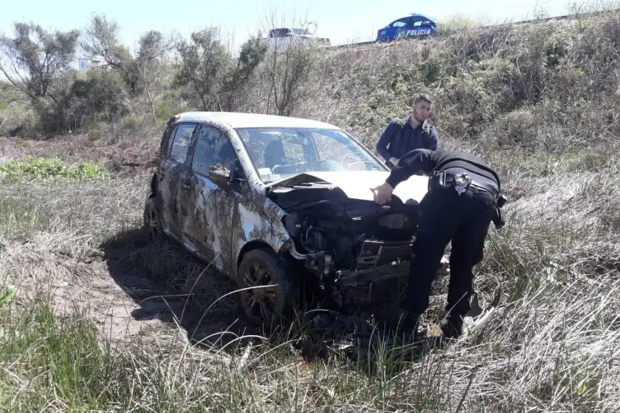 Despiste y vuelco de un Volkswagen Up por la ruta 80S