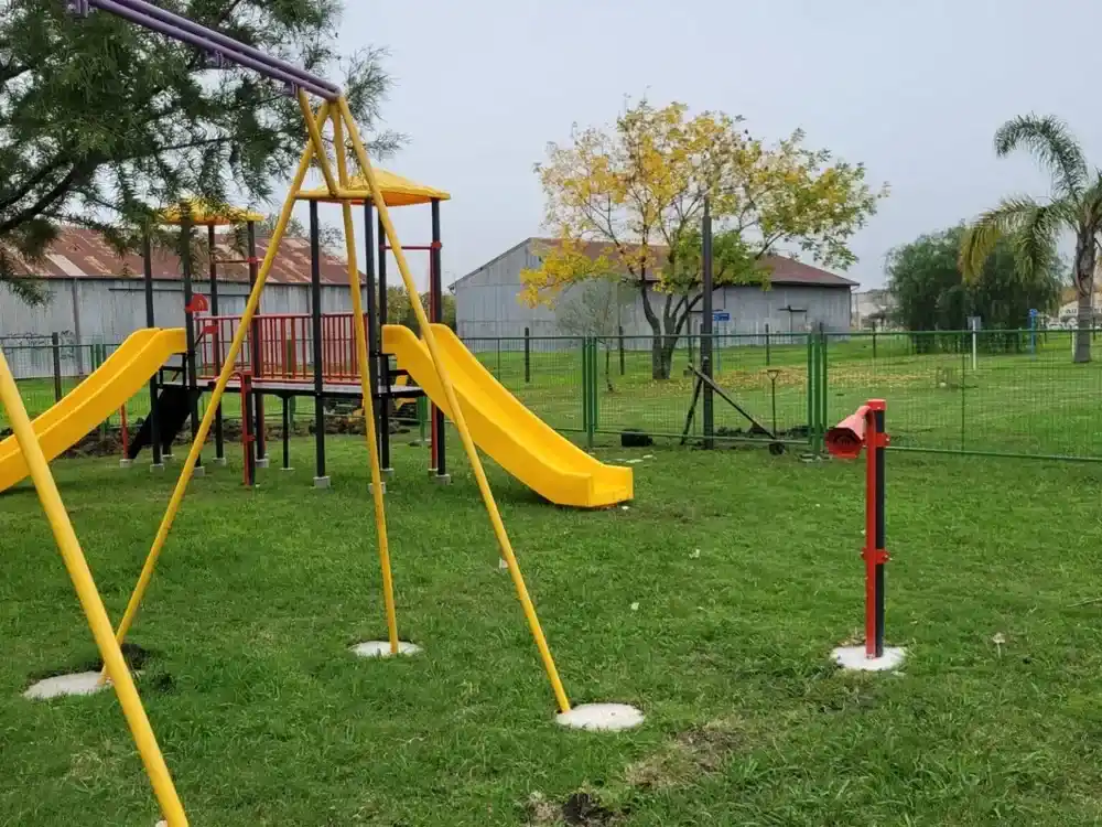 Exhibía sus partes íntimas en un parque: Lo detuvieron por resistencia a la autoridad y lesiones a un policía en Urdinarrain