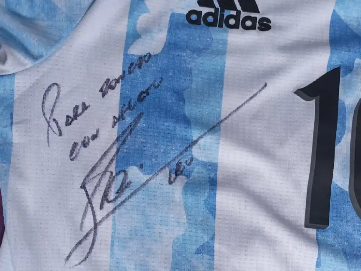 Monchito Cortez recibió  una remera firmada por Messi