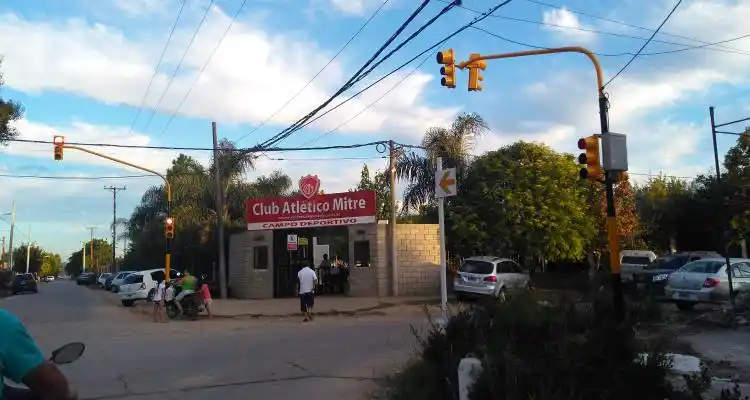 Motochorro le arrebató la mochila a una joven en inmediaciones de Caseros y Naón