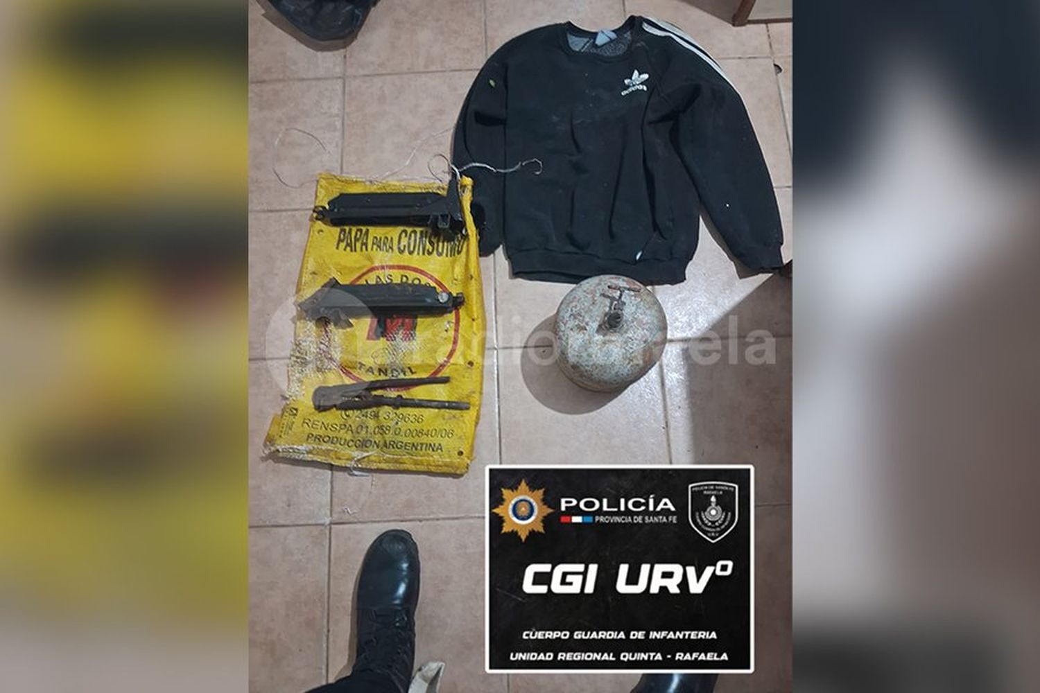 Escuchó ruidos y descubrió que habían arrojado algo en su patio