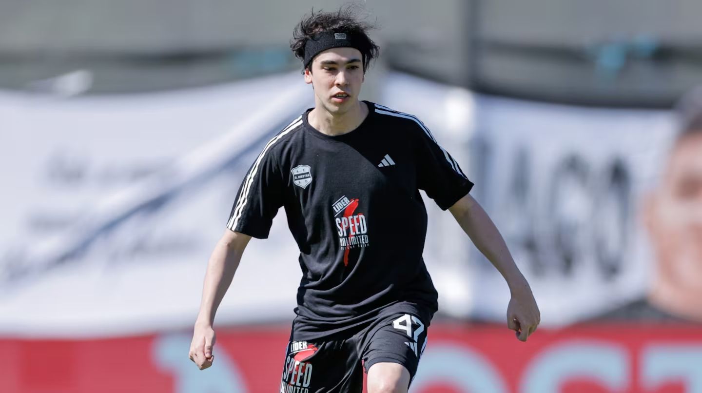 Spreen, el famoso youtuber que hizo su debut en Riestra vs. Vélez.