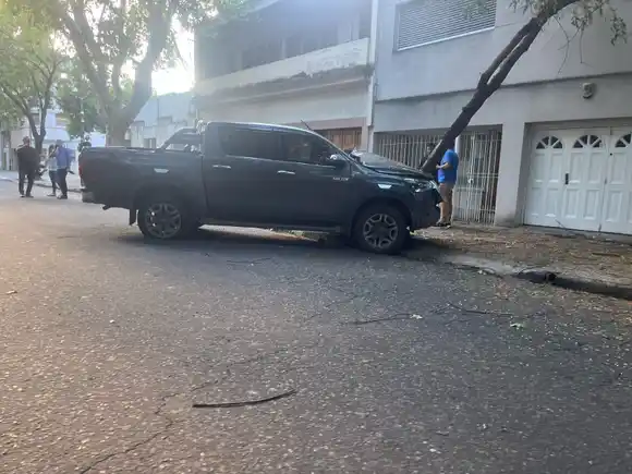 Fuerte choque en San Lorenzo y Rodríguez: una camioneta perdió el control y se estrelló contra un árbol