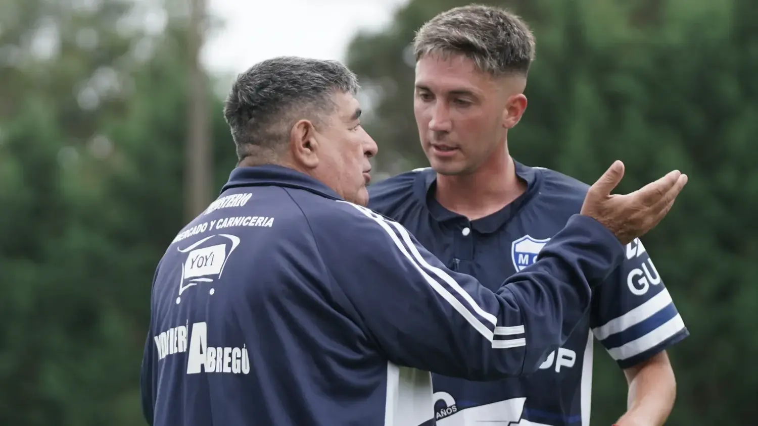 Gustavo Tridón da indicaciones. Su equipo no pudo ante Ferro