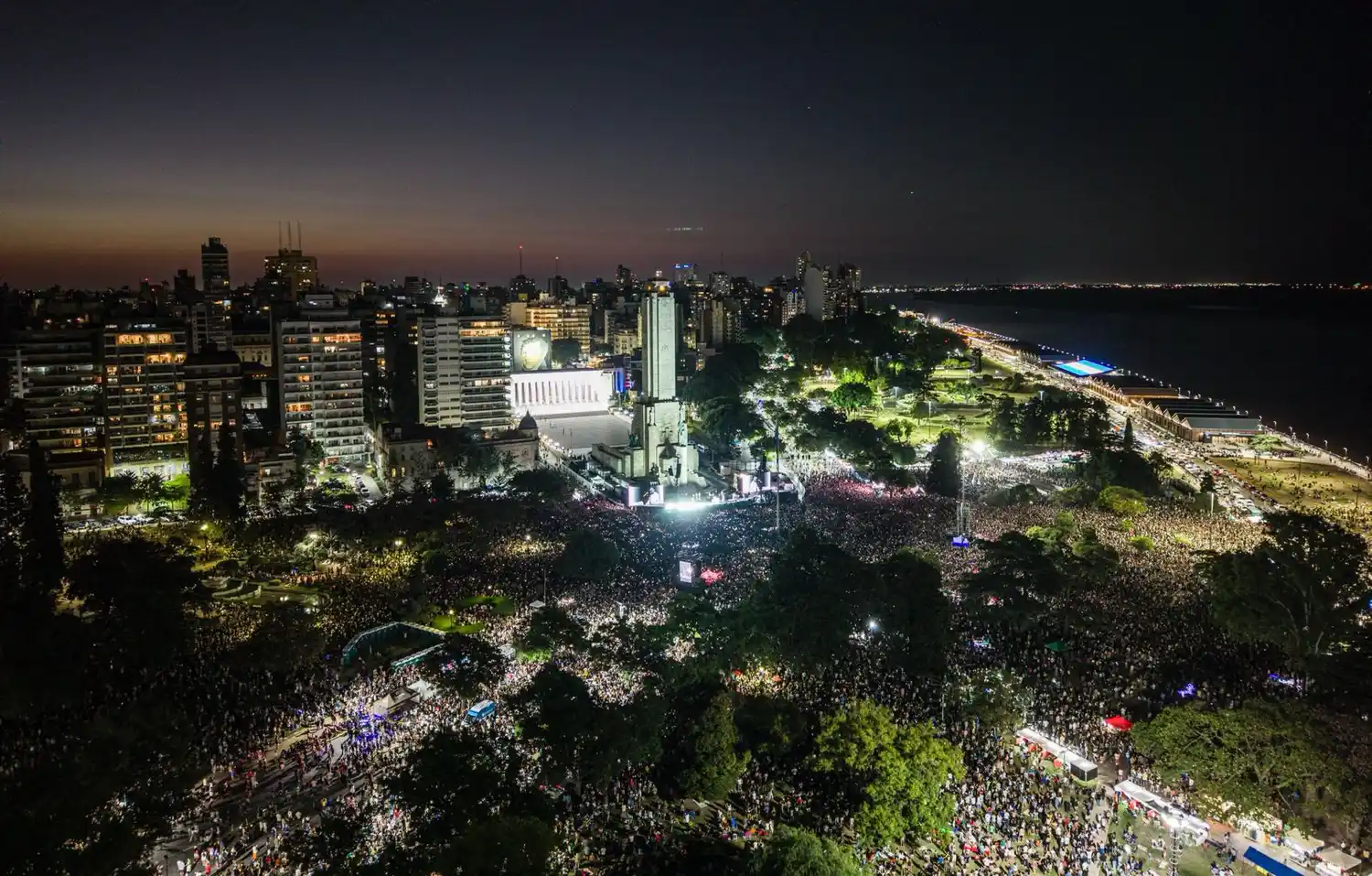 Rosario siempre estuvo cerca: más de 300 mil personas abrazaron a Fito en un reencuentro histórico con su ciudad