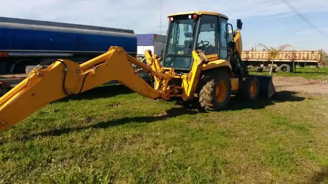 Policía recuperó una retro excavadora sustraída en 2016