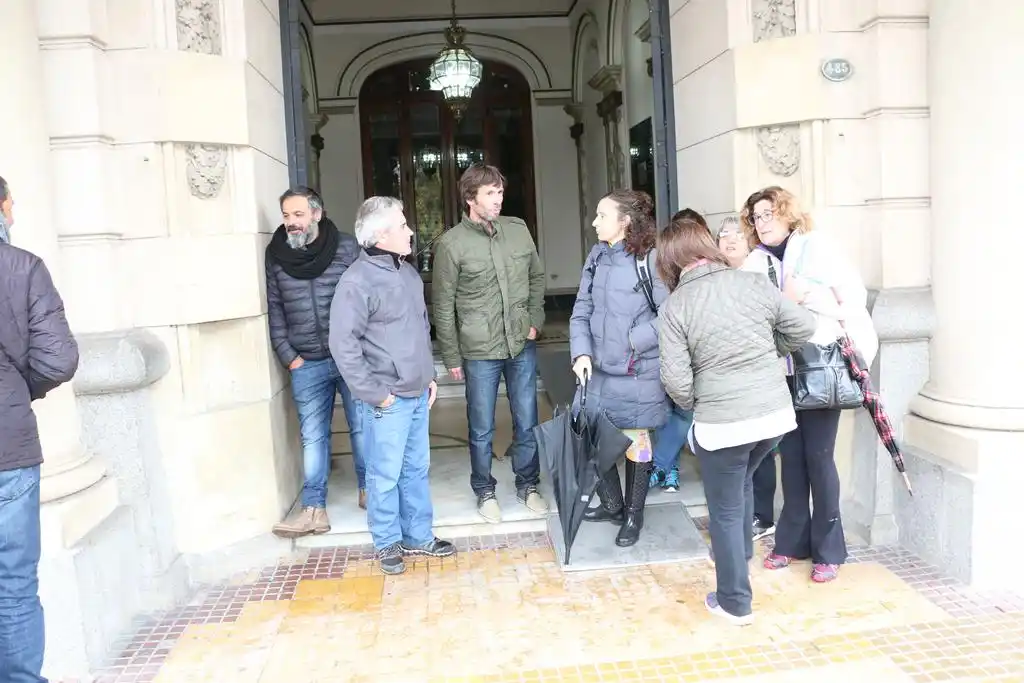 Docentes realizaron un “carpetazo”  a modo de reclamo