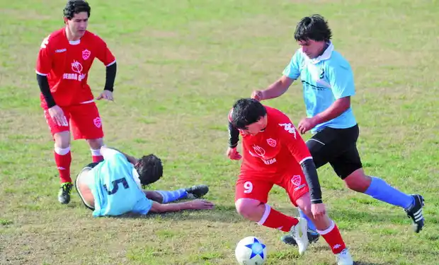 Fútbol local: Central Larroque recibe a Defensores del Oeste