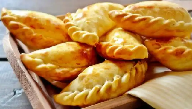 Le cocinó empanadas sin relleno a su novia y se volvió viral