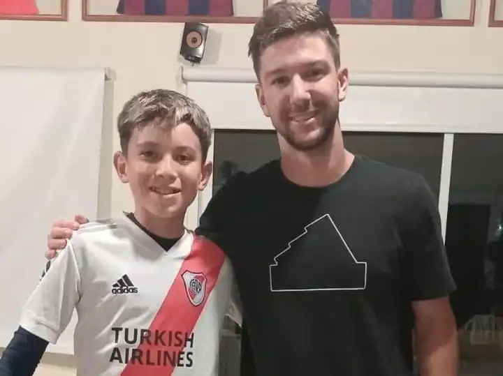 Luciano Vietto junto a su admirador Santino