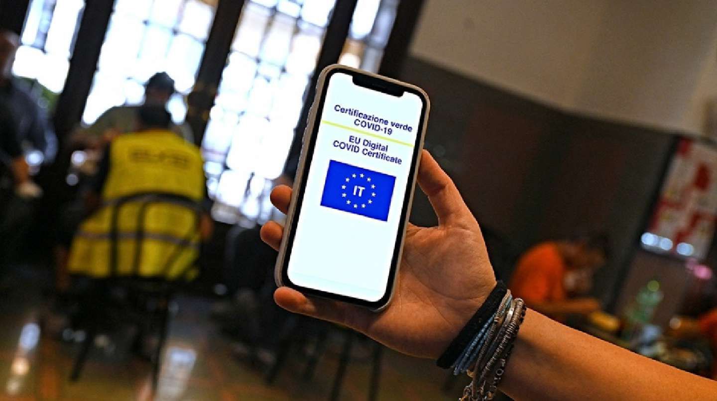 Una enfermera argentina fue detenida en España por vender certificados falsos de coronavirus