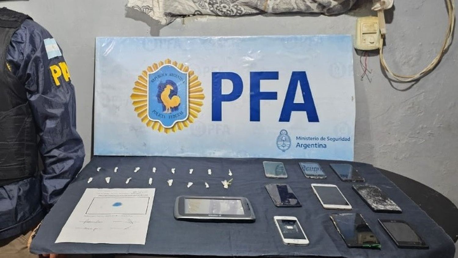 Detuvieron a tres hombres por narcomenudeo y secuestraron un arma en barrio San Francisquito
