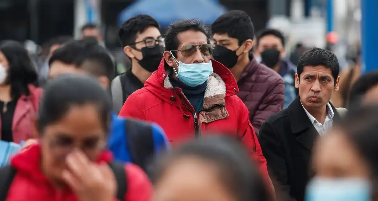 Por la suba de casos de coronavirus, Perú vuelve a imponer el uso obligatorio del barbijo