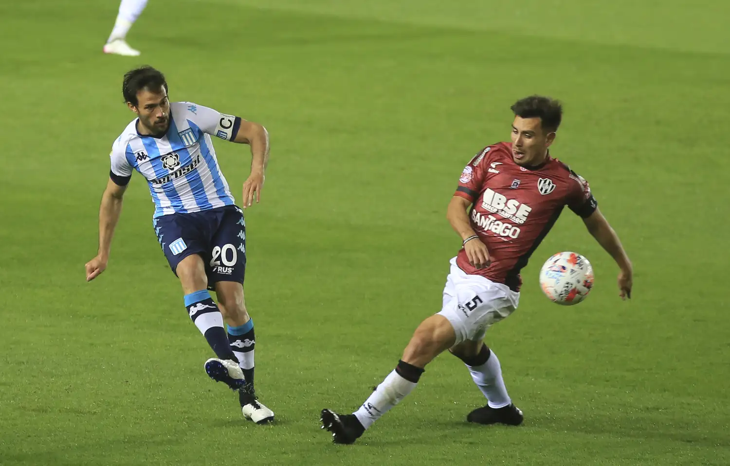 El intento de Cvitanich, marcado por Vega.