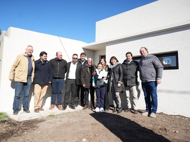 Silvina Batakis, se hizo presente para entregar 25 viviendas.