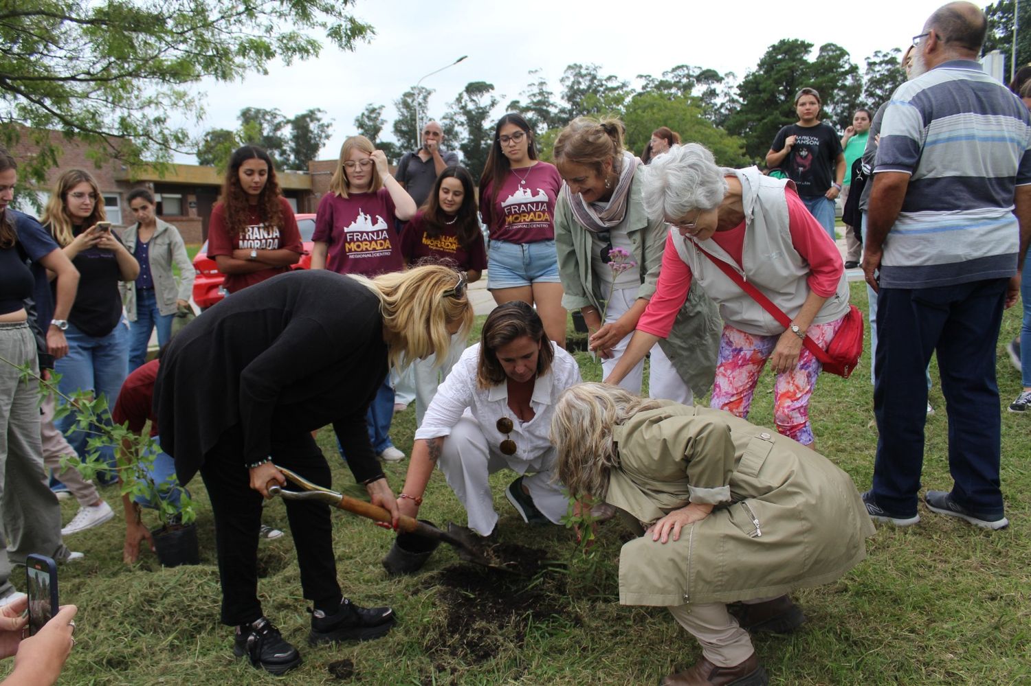 Integrantes de la comunidad educativa y junto a referentes de DDHH participaron de la plantación. (Foto: Unicen).