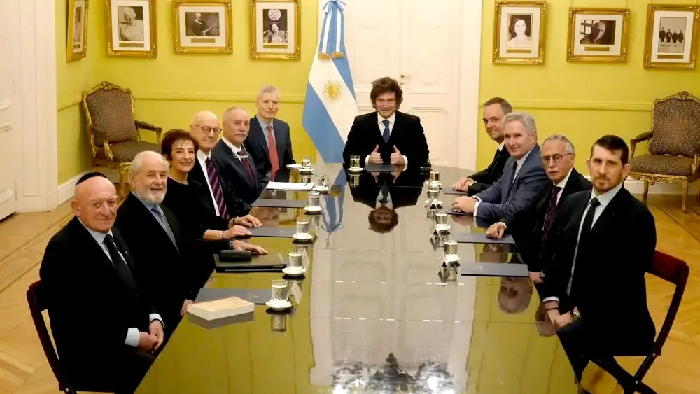 Adorni con Milei a su lado, en el encuentro con el presidente de B’nai B’rith Internacional.