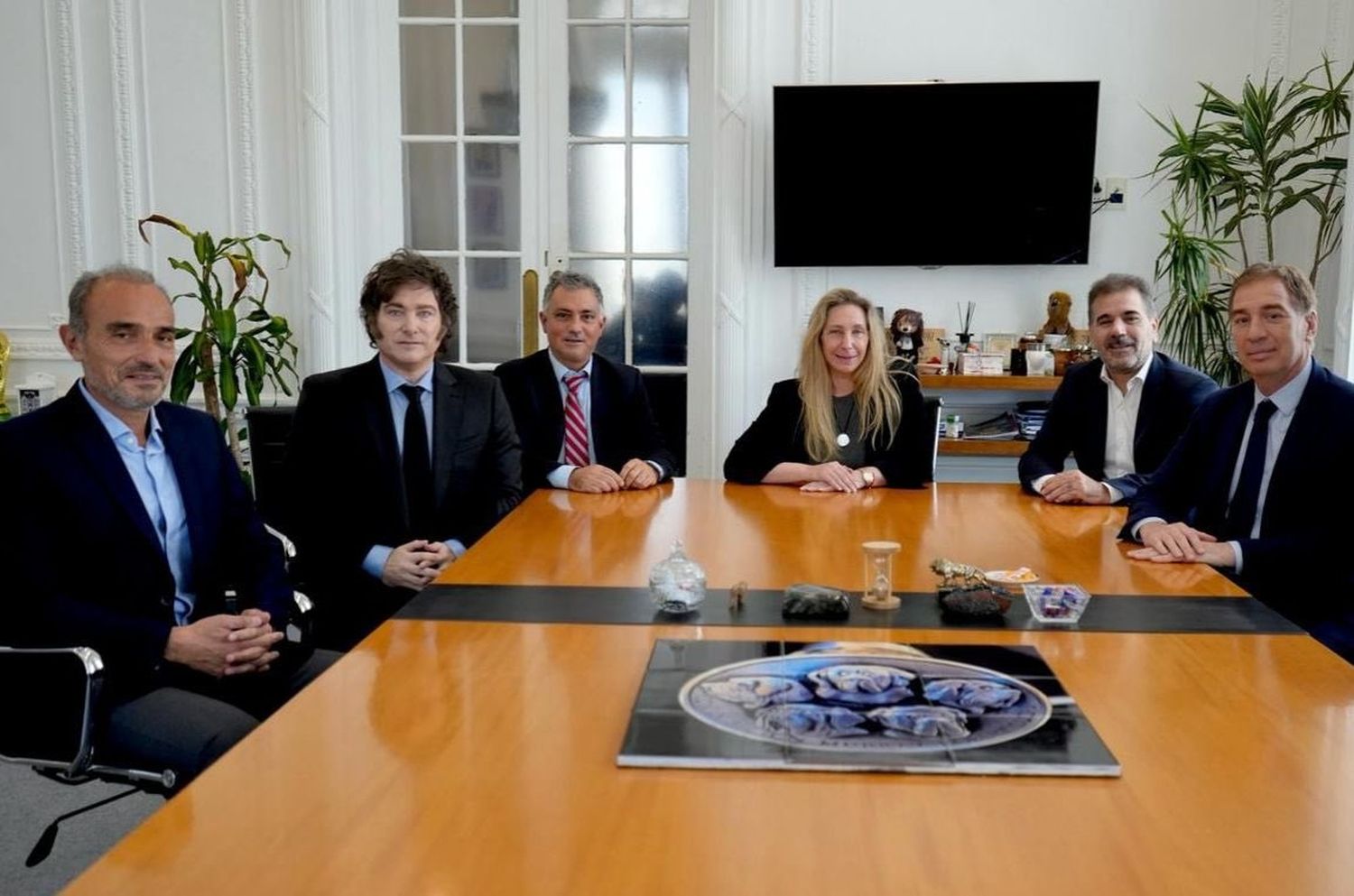 LLA y el PRO firmaron la paz: competirán juntos en la provincia