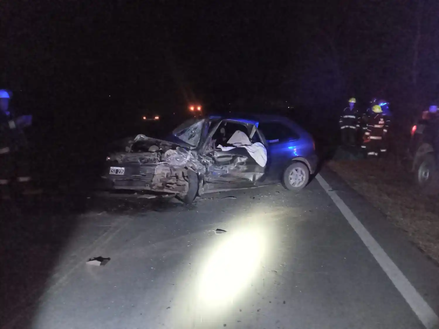 Uno de los automóviles quedó cruzado sobre la cinta asfáltica.