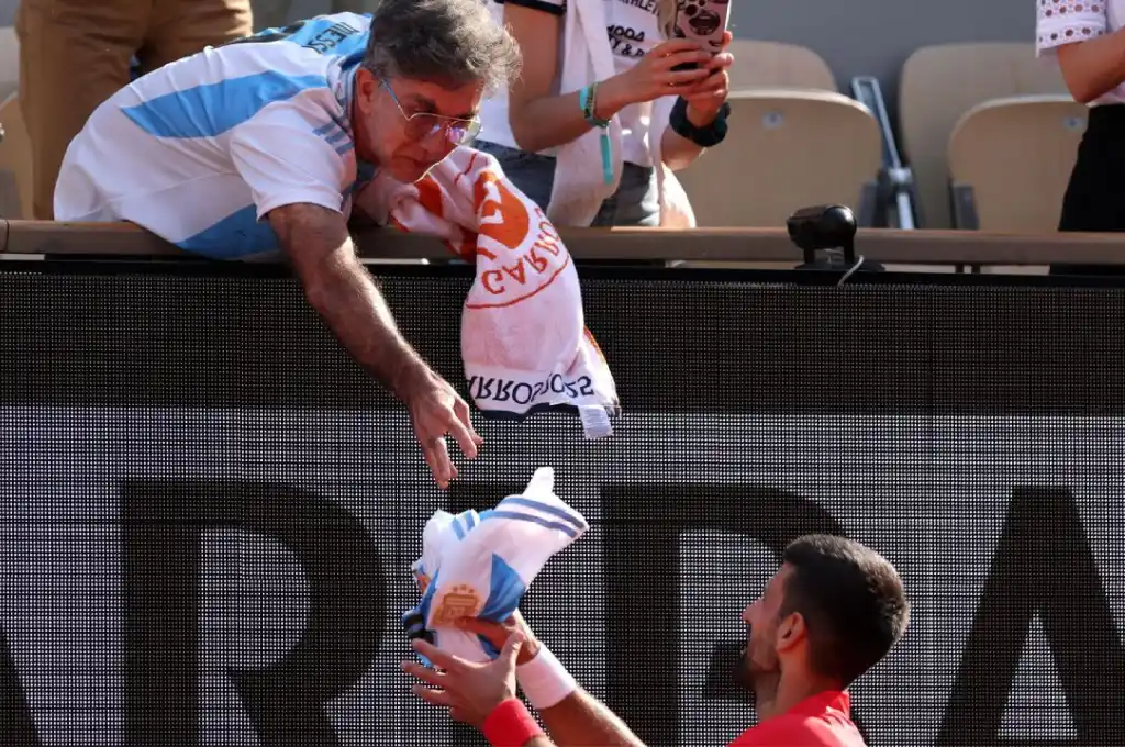 Un fan argentino sorprendió a Djokovic por sus 100 victorias en Roland Garros