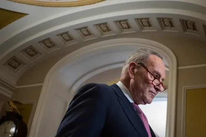 El líder de la mayoría del Senado, Chuck Schumer, habla ante los medios de comunicación en el Capitolio de Washington.EFE