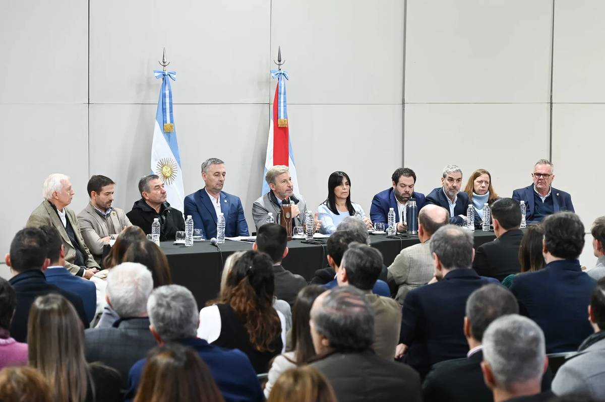 Frigerio reunió a su gabinete y pidió ponerse la camiseta para defender el rumbo de la gestión