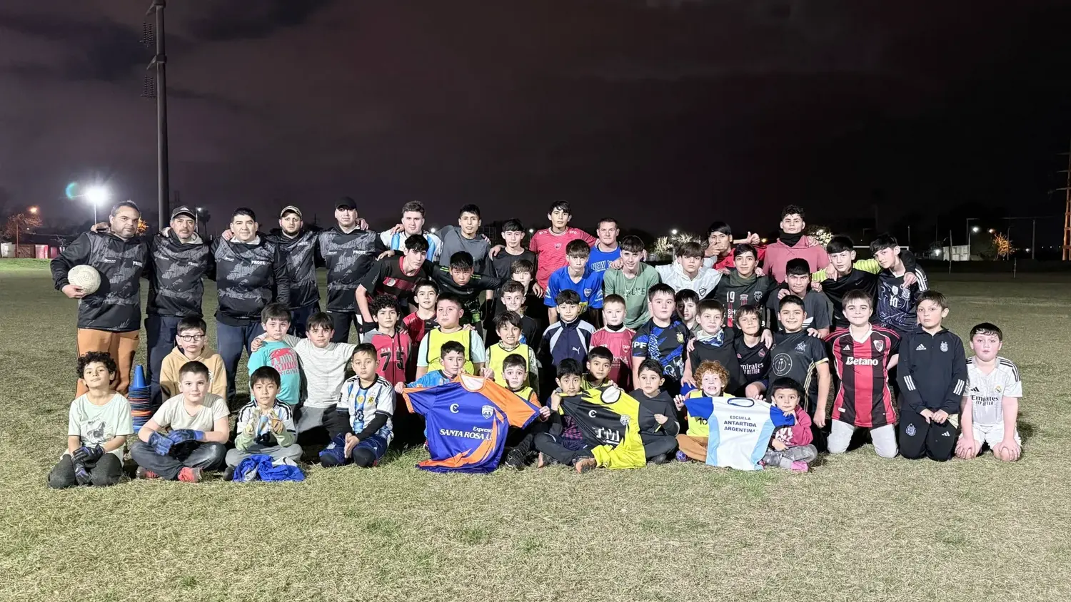 La escuelita de fútbol del barrio Antártida reúne a 80 chicos y 7 profesores: “Lo que más inculcamos son los valores”