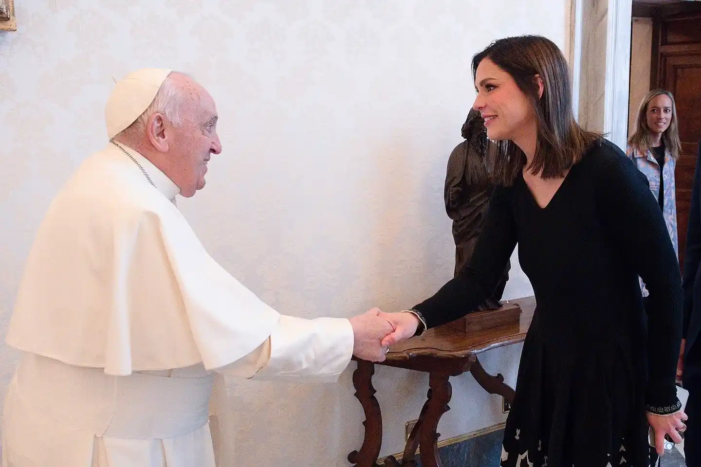 El Papa Francisco y Olivia Maurel, en un encuentro privado en el Vaticano. “Yo era atea, feminista… y él me recibió con los brazos abiertos”, escribió ella.