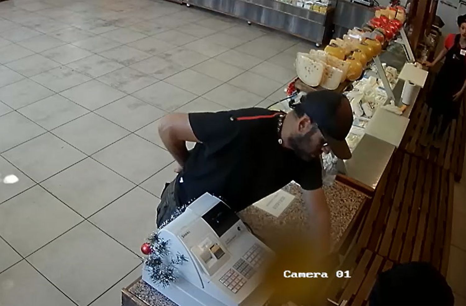 Simuló tener un arma, amenazó a las empleadas y robó un comercio en el centro