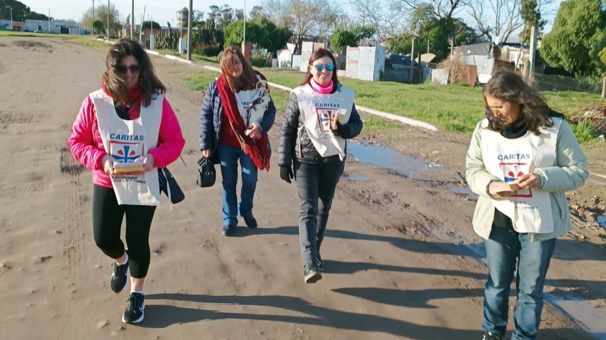 En el Barrio Terminal. Integrantes de Cáritas llevaron la Virgen a los vecinos