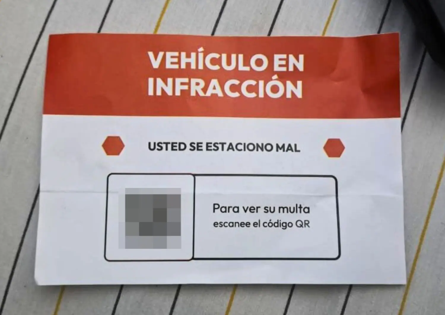 "Usted se estaciono mal", dice el folleto creado por los delincuentes.