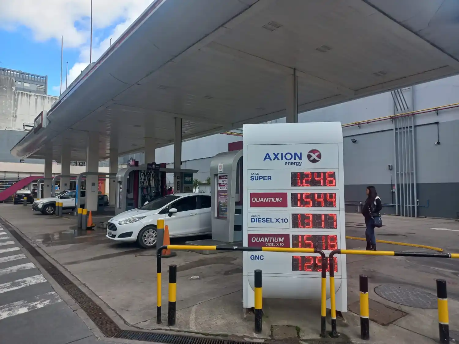 Las estaciones de servicio pusieron en vigencia un nuevo aumento del 2% tras la devaluación del tipo de cambio oficial.