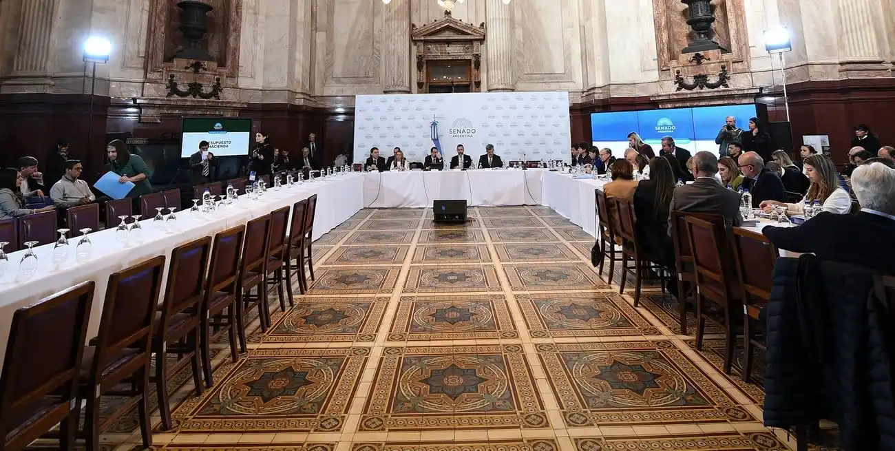 En el Salón Azul del Senado de la Nación, este jueves continuaron las reuniones del plenario de comisiones para debatir la ley Bases y el paquete de reformas fiscales. Foto: Prensa Senado.