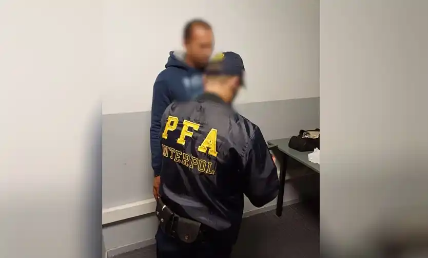 Extraditan desde España a un hombre acusado de violar y amenazar a una mujer