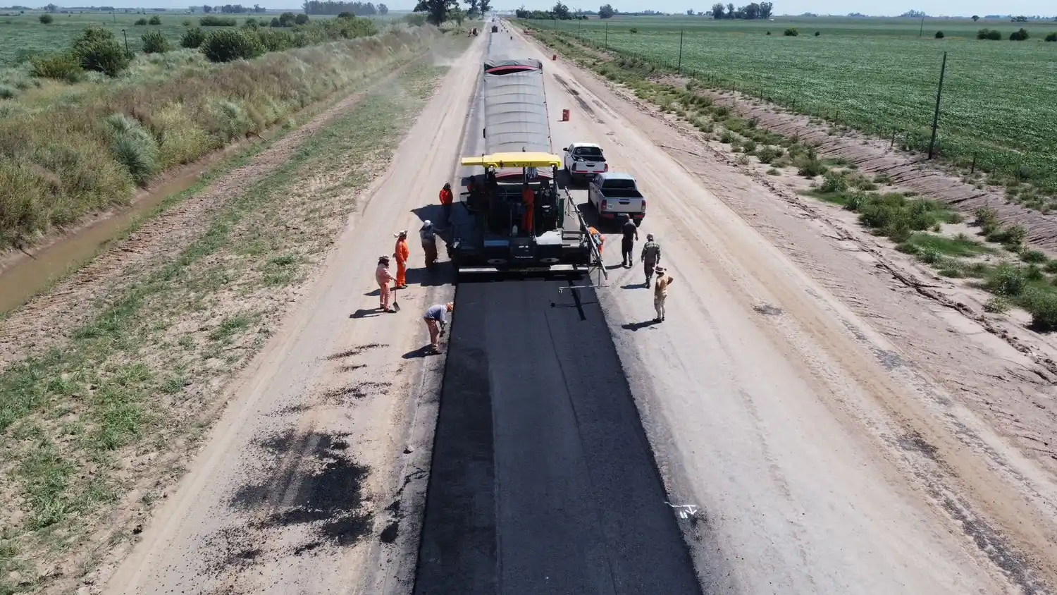 Las máquinas comenzaron a pavimentar la nueva ruta.