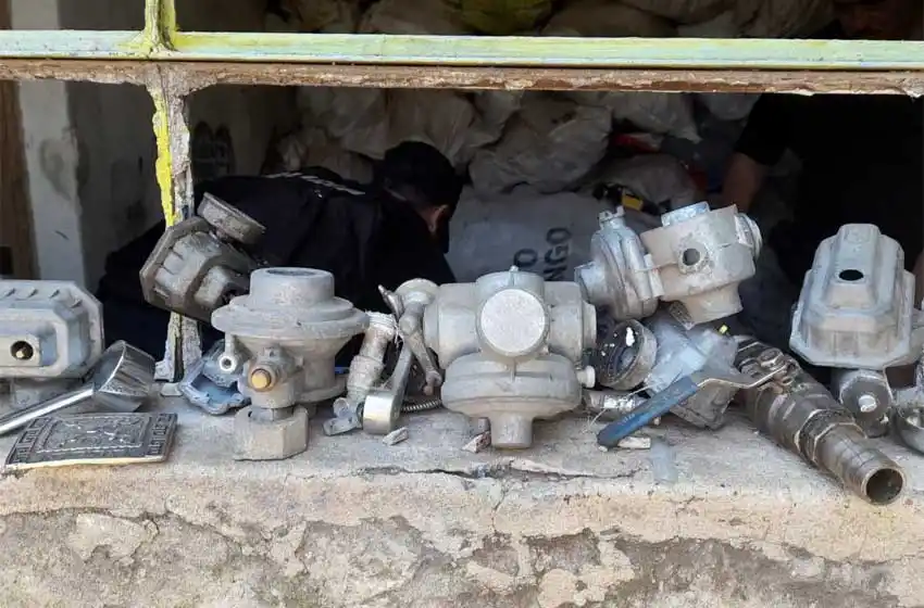 Robo de medidores y picaportes: allanaron y clausuraron una chatarrería de zona norte