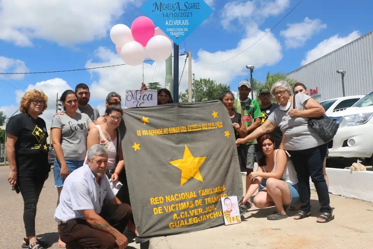Dolor y conmoción al pintar la estrella amarilla en homenaje a la niña atropellada
