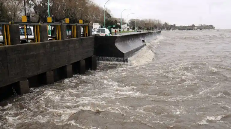 Alertan por crecida del Río de La Plata 