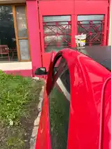 Forzaron la puerta de un auto y robaron indumentaria del Club Oficina