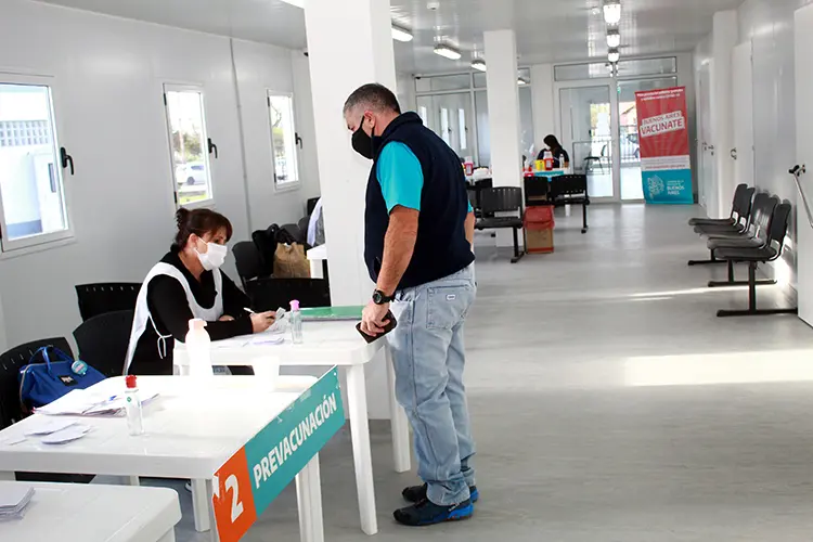 Covid-19: se empezó a vacunar en el hospital modular
