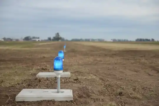 Instalarán balizamiento en diez aeródromos para permitir vuelos nocturnos
