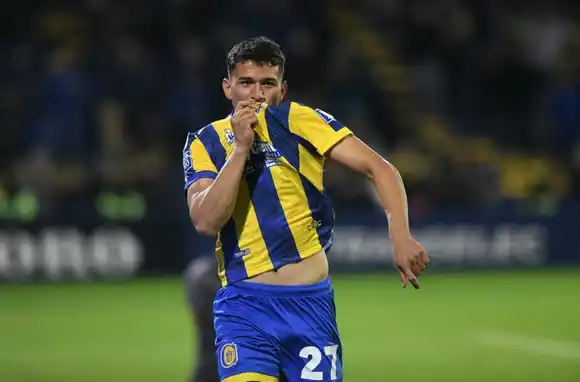 Central goleó 3-0 a Instituto en el Gigante y se acomodó como líder