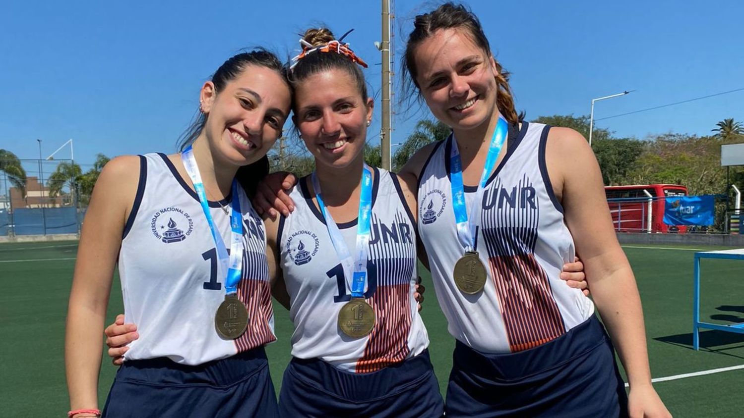 Delfina Mezzabotta, Micaela Sosa y  Milena Meucci, con su medalla de campeonas.