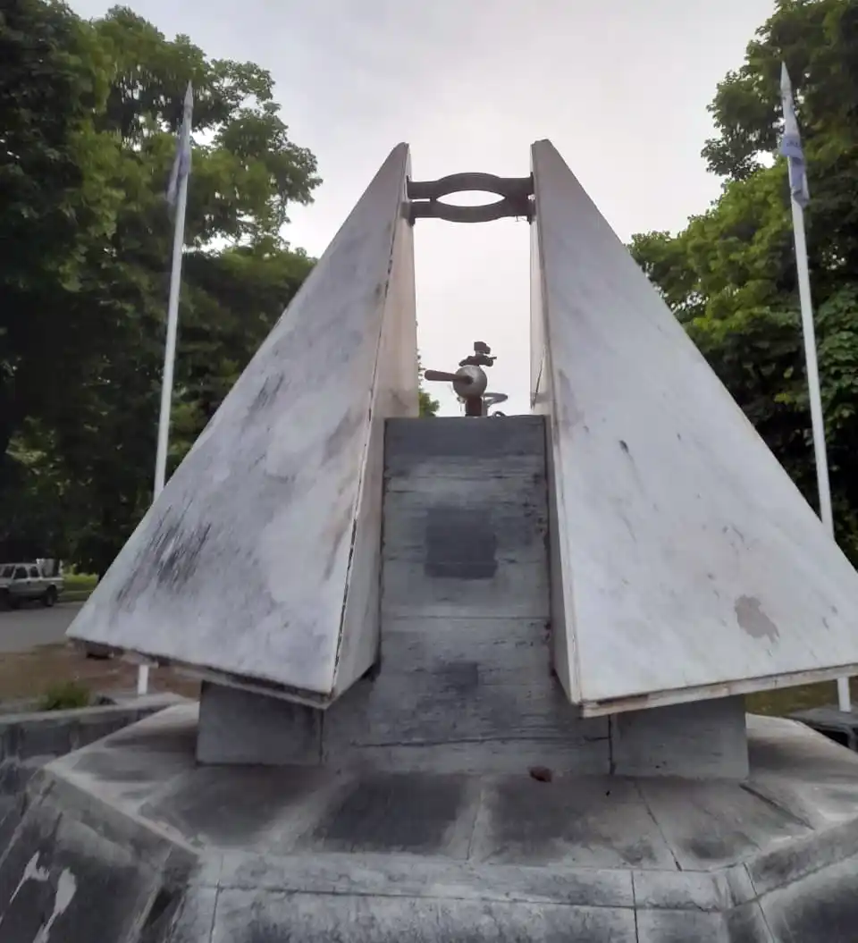 El Monumento de Malvinas en la Plaza Rocha