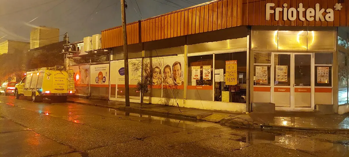 Bomberos Voluntarios controlaron un incendio en el medidor de un local comercial