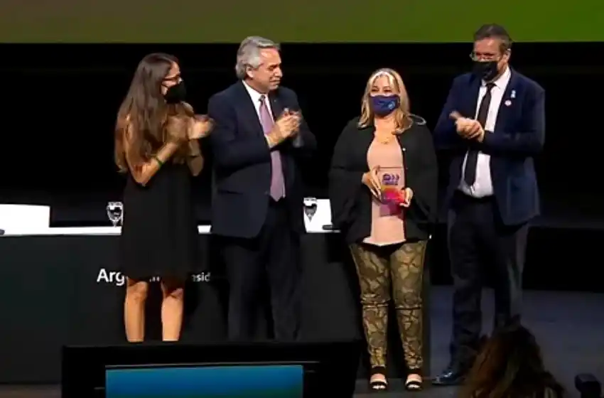 Alberto Fernández le entregó una distinción a Sandra Cipolla